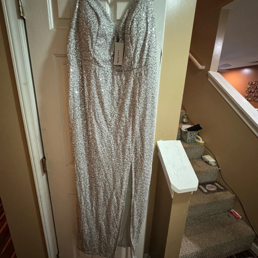 Elegant Green Evening Gown - Picture 5 of 5